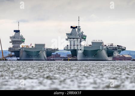 Die Queen Elizabeth Flugzeugträger der Royal Navy, die HMS Queen Elizabeth und die HMS Prince of Wales, gemeinsam in Portsmouth. Stockfoto