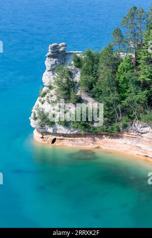 Türkisfarbenes Wasser rund um Miner's Castle entlang der abgebildeten Rocks National Lakeshore Stockfoto