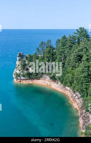 Türkisfarbenes Wasser rund um Miner's Castle entlang der abgebildeten Rocks National Lakeshore Stockfoto