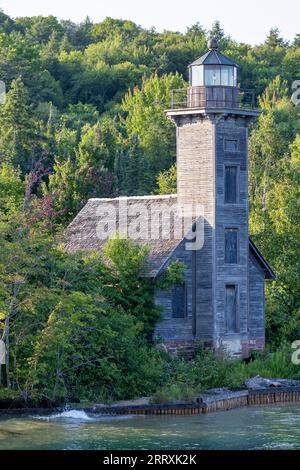 Wilder Schwarzbär am Fuße des East Channel Lighthouse in Munising Michigan Stockfoto