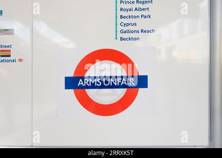 London, Großbritannien. September 2023. Mitglied von XR besetzte und blockierte den East Entrance von London Excel Center, um die DSEI Arms Fair zu stoppen; leider waren sie aufgrund fehlender Zahlen nicht so erfolgreich, wie sie normalerweise wären, London, Vereinigtes Königreich, 09/09/2023 Ehimetalor Unuabona/Alamy Live News Credit: Ehimetalor Unuabona/Alamy Live News Stockfoto