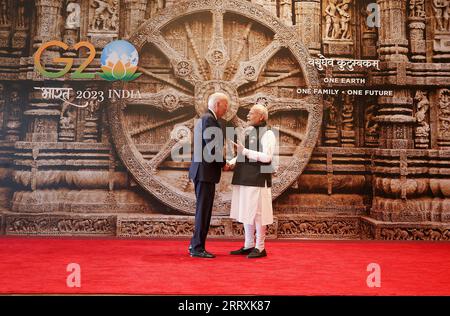 New Delhi, Indien. September 2023. Der indische Premierminister Narendra Modi, rechts, begrüßt US-Präsidenten Joe Biden, links, zum Beginn des G20-Gipfels im Bharat Mandapam Convention Center, 9. September 2023 in Neu-Delhi, Indien. Quelle: PIB/Presseinformationsbüro/Alamy Live News Stockfoto