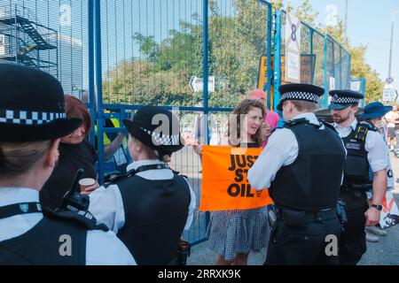 London, Großbritannien. September 2023. Mitglied von XR besetzte und blockierte den East Entrance von London Excel Center, um die DSEI Arms Fair zu stoppen; leider waren sie aufgrund fehlender Zahlen nicht so erfolgreich, wie sie normalerweise wären, London, Vereinigtes Königreich, 09/09/2023 Ehimetalor Unuabona/Alamy Live News Credit: Ehimetalor Unuabona/Alamy Live News Stockfoto