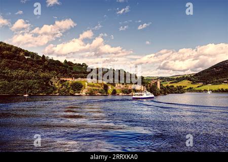 Reise in die Vergangenheit: Passagierschiff nähert sich Urquhart Castle auf Loch Ness Stockfoto