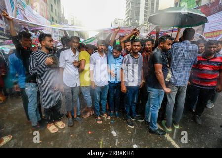 Dhaka, Bangladesch. September 2023. Unterstützer der wichtigsten Opposition der Bangladesch Nationalist Party (BNP) nehmen an einer Massenprozession Teil, um ihre Forderung nach einem Rücktritt der Regierung in Dhaka, Bangladesch, am 9. September 2023 zu bekräftigen. Die BNP und verschiedene regierungsfeindliche Parteien und Allianzen veranstalten heute öffentliche Prozessionen in der ganzen Stadt. Foto: Suvra Kanti das/ABACAPRESS.COM Credit: Abaca Press/Alamy Live News Stockfoto