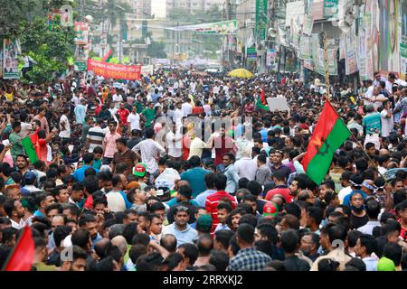 Dhaka, Bangladesch. September 2023. Unterstützer der wichtigsten Opposition der Bangladesch Nationalist Party (BNP) nehmen an einer Massenprozession Teil, um ihre Forderung nach einem Rücktritt der Regierung in Dhaka, Bangladesch, am 9. September 2023 zu bekräftigen. Die BNP und verschiedene regierungsfeindliche Parteien und Allianzen veranstalten heute öffentliche Prozessionen in der ganzen Stadt. Foto: Suvra Kanti das/ABACAPRESS.COM Credit: Abaca Press/Alamy Live News Stockfoto