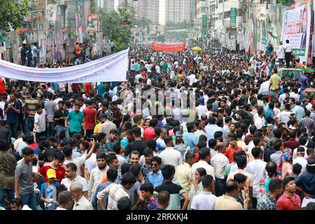 Dhaka, Bangladesch. September 2023. Unterstützer der wichtigsten Opposition der Bangladesch Nationalist Party (BNP) nehmen an einer Massenprozession Teil, um ihre Forderung nach einem Rücktritt der Regierung in Dhaka, Bangladesch, am 9. September 2023 zu bekräftigen. Die BNP und verschiedene regierungsfeindliche Parteien und Allianzen veranstalten heute öffentliche Prozessionen in der ganzen Stadt. Foto: Suvra Kanti das/ABACAPRESS.COM Credit: Abaca Press/Alamy Live News Stockfoto