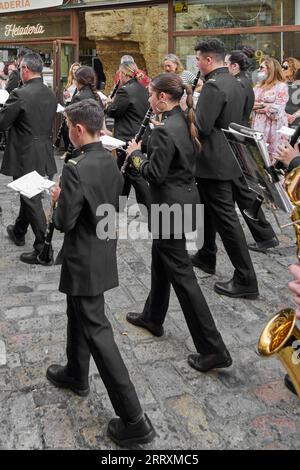 Jerez de la Frontera, Spanien - 9. September 2023: Orchester mit einigen sehr jungen Mitgliedern, die auf der Straße spazieren und spielen. Stockfoto