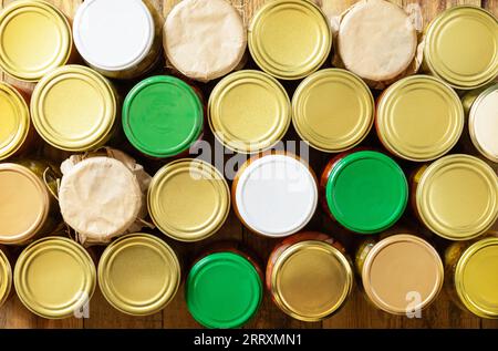 Verschiedene Arten von Gemüse in Dosen in Gläsern auf einem rustikalen Tisch. Gesundes, hausgemachtes fermentiertes Essen. Hauswirtschaft, Herbsternteerhaltung. Anzeigen Stockfoto