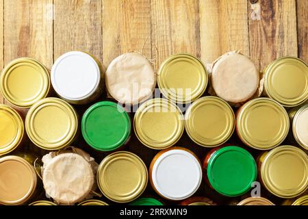 Verschiedene Arten von Gemüse in Dosen in Gläsern auf einem rustikalen Tisch. Gesundes, hausgemachtes fermentiertes Essen. Hauswirtschaft, Herbsternteerhaltung. Anzeigen Stockfoto