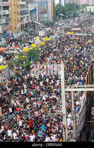 Dhaka, Bangladesch. September 2023. Unterstützer der wichtigsten Opposition der Bangladesch Nationalist Party (BNP) nehmen an einer Massenprozession Teil, um ihre Forderung nach einem Rücktritt der Regierung in Dhaka, Bangladesch, am 9. September 2023 zu bekräftigen. Die BNP und verschiedene regierungsfeindliche Parteien und Allianzen veranstalten heute öffentliche Prozessionen in der ganzen Stadt. Foto: Suvra Kanti das/ABACAPRESS.COM Credit: Abaca Press/Alamy Live News Stockfoto