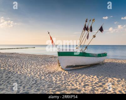 Fischerboot am Strand an der Ostsee im Sommer, Polen Stockfoto