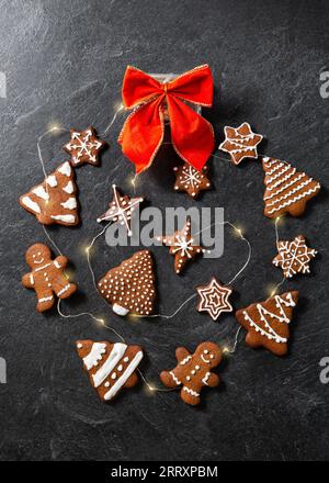 Nahaufnahme von eiskalten Lebkuchen und Kranzlichtern Stockfoto