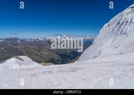 Blick auf das Valsavarenche-Tal und den Mont Blanc im Hintergrund vom Gipfel des Berges. Gran Paradiso Nationalpark Gletscher Bergsteigen Stockfoto