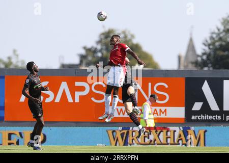 Wrexham, Großbritannien. September 2023. Aaron Hayden aus Wrexham bringt seinen Kopf zum Ball. EFL Skybet Football League Two Match, Wrexham gegen Doncaster Rovers bei STōK CAE Ras in Wrexham, Wales am Samstag, den 9. September 2023. Dieses Bild darf nur zu redaktionellen Zwecken verwendet werden. Nur redaktionelle Verwendung, .PIC von Chris Stading/ Credit: Andrew Orchard Sports Photography/Alamy Live News Stockfoto