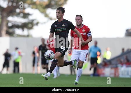 Wrexham, Großbritannien. September 2023. Harrison Biggins von Doncaster Rovers macht eine Pause. EFL Skybet Football League Two Match, Wrexham gegen Doncaster Rovers bei STōK CAE Ras in Wrexham, Wales am Samstag, den 9. September 2023. Dieses Bild darf nur zu redaktionellen Zwecken verwendet werden. Nur redaktionelle Verwendung, .PIC von Chris Stading/ Credit: Andrew Orchard Sports Photography/Alamy Live News Stockfoto
