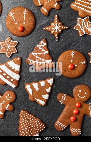 Nahaufnahme von eiskalten Lebkuchen auf schwarzer Tischplatte Stockfoto