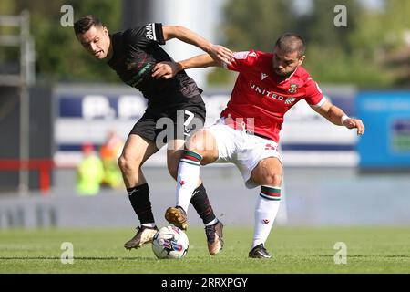 Wrexham, Großbritannien. September 2023. Luke Molyneux von Doncaster Rovers (l) und Elliot Lee von Wrexham kämpfen um den Ball. EFL Skybet Football League Two Match, Wrexham gegen Doncaster Rovers bei STōK CAE Ras in Wrexham, Wales am Samstag, den 9. September 2023. Dieses Bild darf nur zu redaktionellen Zwecken verwendet werden. Nur redaktionelle Verwendung, .PIC von Chris Stading/ Credit: Andrew Orchard Sports Photography/Alamy Live News Stockfoto