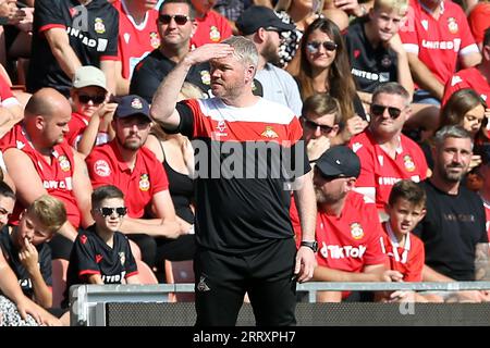 Wrexham, Großbritannien. September 2023. Grant McCann, der Manager von Doncaster Rovers, schaut darauf. EFL Skybet Football League Two Match, Wrexham gegen Doncaster Rovers bei STōK CAE Ras in Wrexham, Wales am Samstag, den 9. September 2023. Dieses Bild darf nur zu redaktionellen Zwecken verwendet werden. Nur redaktionelle Verwendung, .PIC von Chris Stading/ Credit: Andrew Orchard Sports Photography/Alamy Live News Stockfoto