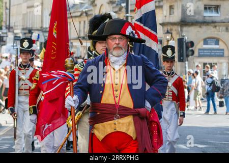 Bath, UK. September 2023. Mitglieder der Nachstellung-Gruppe, das 33. Fußregiment seiner Majestät, werden auf der Bridge Street abgebildet, während sie an der weltberühmten Grand Regency Coverumed Promenade teilnehmen. Die Promenade, Teil des 10-tägigen Jane Austen Festivals, ist eine Prozession durch die Straßen von Bath und die Teilnehmer aus der ganzen Welt tragen Kostüme aus dem 18. Jahrhundert. Quelle: Lynchpics/Alamy Live News Stockfoto