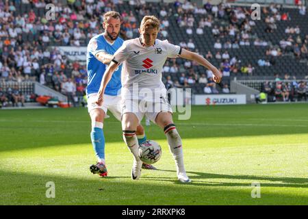 Milton Keynes, Großbritannien. 9. September 2023. Milton Keynes Dons Max Dean wird am Samstag, den 9. September 2023, von Connell Rawlinson aus dem Notts County in der zweiten Hälfte des Spiels der Sky Bet League 2 zwischen MK Dons und Notts County im Stadion MK, Milton Keynes, herausgefordert. (Foto: John Cripps | MI News) Credit: MI News & Sport /Alamy Live News Stockfoto