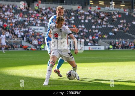 Milton Keynes, Großbritannien. 9. September 2023. Milton Keynes Dons Max Dean wird am Samstag, den 9. September 2023, von Connell Rawlinson aus dem Notts County in der zweiten Hälfte des Spiels der Sky Bet League 2 zwischen MK Dons und Notts County im Stadion MK, Milton Keynes, herausgefordert. (Foto: John Cripps | MI News) Credit: MI News & Sport /Alamy Live News Stockfoto