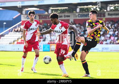 Stevenage am Samstag, den 9. September 2023. Jon Mellish (22 Carlisle United) wurde am Samstag, den 9. September 2023, von Jamie Reid (19 Stevenage) während des Spiels der Sky Bet League 1 zwischen Stevenage und Carlisle United im Lamex Stadium in Stevenage gekaldet. (Foto: Kevin Hodgson | MI News) Credit: MI News & Sport /Alamy Live News Stockfoto