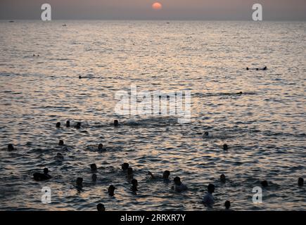 Gaza, Palästina. September 2023. Palästinenser schwimmen im Mittelmeer an einem heißen Tag mit steigenden Temperaturen in Khan Yunis, im südlichen Gazastreifen (Foto: Yousef Masoud/SOPA Images/SIPA USA) Credit: SIPA USA/Alamy Live News Stockfoto