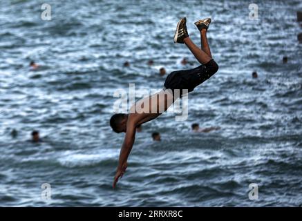 Gaza, Palästina. September 2023. Ein Palästinenser sah, wie er an einem heißen Tag mit steigenden Temperaturen am Seehafen Khan Yunis im südlichen Gazastreifen ins Mittelmeer sprang. (Foto: Yousef Masoud/SOPA Images/SIPA USA) Credit: SIPA USA/Alamy Live News Stockfoto