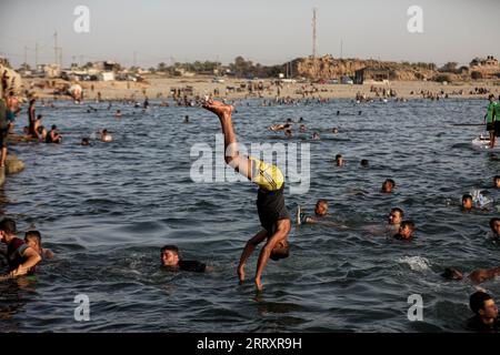 Gaza, Palästina. September 2023. Ein Palästinenser sah, wie er an einem heißen Tag mit steigenden Temperaturen am Seehafen Khan Yunis im südlichen Gazastreifen ins Mittelmeer sprang. (Foto: Yousef Masoud/SOPA Images/SIPA USA) Credit: SIPA USA/Alamy Live News Stockfoto