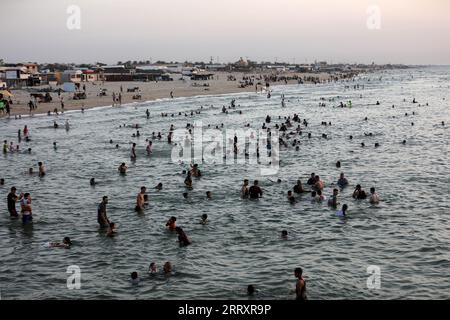 Gaza, Palästina. September 2023. Ein Palästinenser sah, wie er an einem heißen Tag mit steigenden Temperaturen am Seehafen Khan Yunis im südlichen Gazastreifen ins Mittelmeer sprang. (Foto: Yousef Masoud/SOPA Images/SIPA USA) Credit: SIPA USA/Alamy Live News Stockfoto