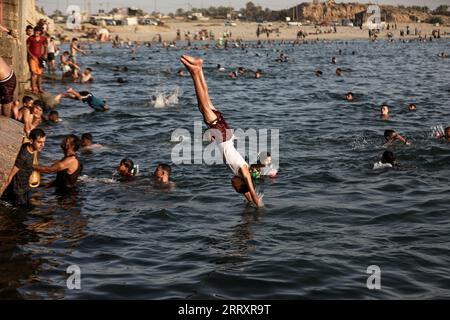 Gaza, Palästina. September 2023. Palästinenser schwimmen im Mittelmeer an einem heißen Tag mit steigenden Temperaturen in Khan Yunis, im südlichen Gazastreifen (Foto: Yousef Masoud/SOPA Images/SIPA USA) Credit: SIPA USA/Alamy Live News Stockfoto