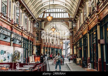 London, Großbritannien - 25. August 2023: Innenansicht des berühmten Leadenhall Market in der City of London. Es ist einer der ältesten Märkte in London Stockfoto