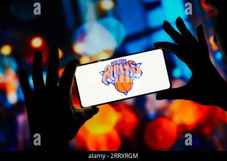 In dieser Abbildung wird das New York Knicks Logo auf einem Smartphone-Bildschirm angezeigt. Es ist ein US-amerikanisches Basketballteam, das in der National Basketball Association (NBA) antritt. Stockfoto