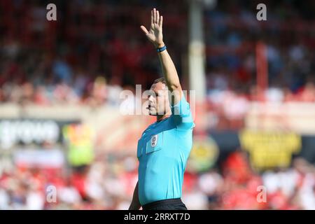 Wrexham, Großbritannien. September 2023. Schiedsrichter Leigh Doughty meldet Abseitspunkte. EFL Skybet Football League Two Match, Wrexham gegen Doncaster Rovers bei STōK CAE Ras in Wrexham, Wales am Samstag, den 9. September 2023. Dieses Bild darf nur zu redaktionellen Zwecken verwendet werden. Nur redaktionelle Verwendung, .PIC von Chris Stading/ Credit: Andrew Orchard Sports Photography/Alamy Live News Stockfoto