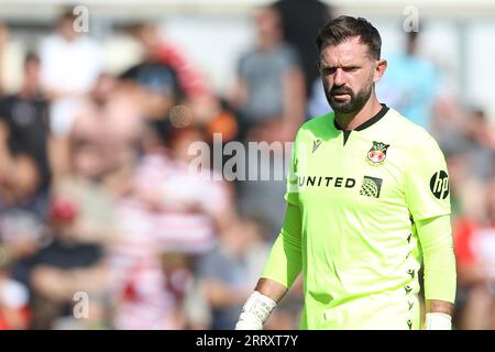 Wrexham, Großbritannien. September 2023. Mark Howard, der Torhüter von Wrexham, schaut zu. EFL Skybet Football League Two Match, Wrexham gegen Doncaster Rovers bei STōK CAE Ras in Wrexham, Wales am Samstag, den 9. September 2023. Dieses Bild darf nur zu redaktionellen Zwecken verwendet werden. Nur redaktionelle Verwendung, .PIC von Chris Stading/ Credit: Andrew Orchard Sports Photography/Alamy Live News Stockfoto