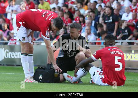 Wrexham, Großbritannien. September 2023. Aaron Hayden aus Wrexham wird behandelt, kann aber nicht weitermachen. EFL Skybet Football League Two Match, Wrexham gegen Doncaster Rovers bei STōK CAE Ras in Wrexham, Wales am Samstag, den 9. September 2023. Dieses Bild darf nur zu redaktionellen Zwecken verwendet werden. Nur redaktionelle Verwendung, .PIC von Chris Stading/ Credit: Andrew Orchard Sports Photography/Alamy Live News Stockfoto