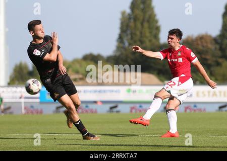 Wrexham, Großbritannien. September 2023. Thomas O'Connor von Wrexham versucht einen Schuss. EFL Skybet Football League Two Match, Wrexham gegen Doncaster Rovers bei STōK CAE Ras in Wrexham, Wales am Samstag, den 9. September 2023. Dieses Bild darf nur zu redaktionellen Zwecken verwendet werden. Nur redaktionelle Verwendung, .PIC von Chris Stading/ Credit: Andrew Orchard Sports Photography/Alamy Live News Stockfoto