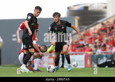 Wrexham, Großbritannien. September 2023. Tom Nixon von Doncaster Rovers mit dem Ball. EFL Skybet Football League Two Match, Wrexham gegen Doncaster Rovers bei STōK CAE Ras in Wrexham, Wales am Samstag, den 9. September 2023. Dieses Bild darf nur zu redaktionellen Zwecken verwendet werden. Nur redaktionelle Verwendung, .PIC von Chris Stading/ Credit: Andrew Orchard Sports Photography/Alamy Live News Stockfoto