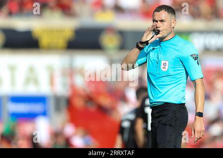 Wrexham, Großbritannien. September 2023. Schiedsrichter Leigh Doughty schlägt seine Pfeife. EFL Skybet Football League Two Match, Wrexham gegen Doncaster Rovers bei STōK CAE Ras in Wrexham, Wales am Samstag, den 9. September 2023. Dieses Bild darf nur zu redaktionellen Zwecken verwendet werden. Nur redaktionelle Verwendung, .PIC von Chris Stading/ Credit: Andrew Orchard Sports Photography/Alamy Live News Stockfoto