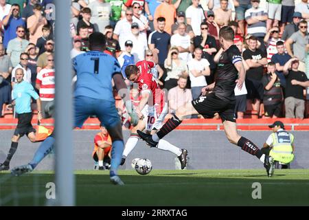 Wrexham, Großbritannien. September 2023. Paul Mullin von Wrexham will schießen, aber seine Bemühungen sind blockiert. EFL Skybet Football League Two Match, Wrexham gegen Doncaster Rovers bei STōK CAE Ras in Wrexham, Wales am Samstag, den 9. September 2023. Dieses Bild darf nur zu redaktionellen Zwecken verwendet werden. Nur redaktionelle Verwendung, .PIC von Chris Stading/ Credit: Andrew Orchard Sports Photography/Alamy Live News Stockfoto