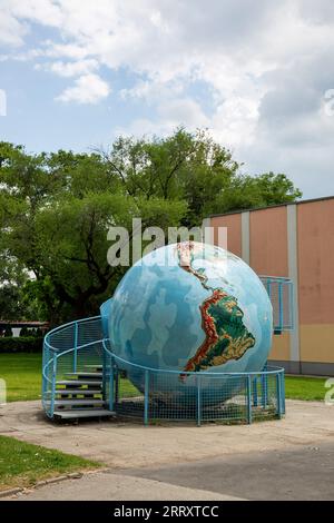 Wien, Österreich - 14. Juni 2023: Ein großer Globus vor dem Planetarium im Prater-Park in Wien Stockfoto