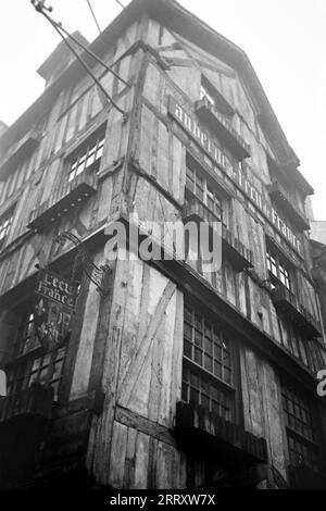 Die Herberge L'ECU de France an der Ecke der Rue de la Pie mit dem Place du Vieux Marché und der Rue du Vieux Palais, heute in anderer Benutzung, Rouen 1941. Das Hostel L'ECU de France an der Ecke Rue de la Pie mit Place du Vieux Marché und Rue du Vieux Palais, heute in anderer Nutzung, Rouen 1941. Stockfoto