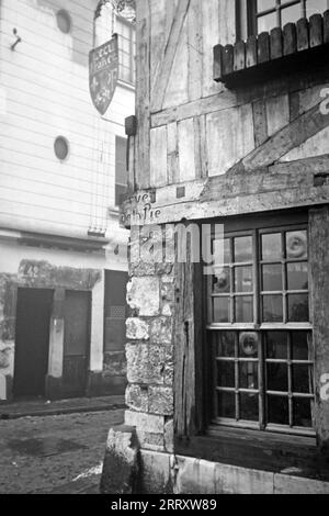 Die Herberge L'ECU de France an der Ecke der Rue de la Pie mit dem Place du Vieux Marché und der Rue du Vieux Palais, heute in anderer Benutzung, Rouen 1941. Das Hostel L'ECU de France an der Ecke Rue de la Pie mit Place du Vieux Marché und Rue du Vieux Palais, heute in anderer Nutzung, Rouen 1941. Stockfoto