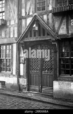 Die Herberge L'ECU de France an der Ecke der Rue de la Pie mit dem Place du Vieux Marché und der Rue du Vieux Palais, heute in anderer Benutzung, Rouen 1941. Das Hostel L'ECU de France an der Ecke Rue de la Pie mit Place du Vieux Marché und Rue du Vieux Palais, heute in anderer Nutzung, Rouen 1941. Stockfoto