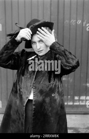 Damenporträt in der Altstadt von Rouen, 1941. Porträt einer Dame in der Altstadt von Rouen, 1941. Stockfoto