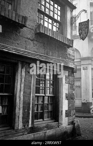 Die Herberge L'ECU de France an der Ecke der Rue de la Pie mit dem Place du Vieux Marché und der Rue du Vieux Palais, heute in anderer Benutzung, Rouen 1941. Das Hostel L'ECU de France an der Ecke Rue de la Pie mit Place du Vieux Marché und Rue du Vieux Palais, heute in anderer Nutzung, Rouen 1941. Stockfoto