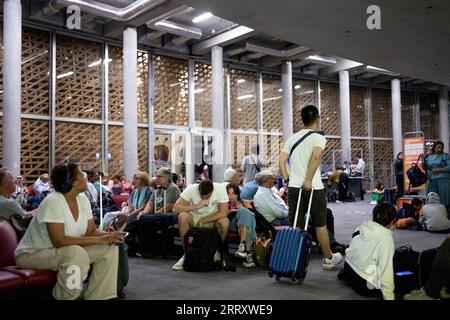 Toulouse, Frankreich. September 2023. Gestrandete Passagiere werden am Flughafen Toulouse gesehen, die auf ihre Rückflüge nach Großbritannien warten. Es gibt mehrere Probleme, die zu häufigeren Verspätungen in diesem Jahr beitragen, einschließlich Personalmangel seit COVID und Brexit. (Foto: Hesther ng/SOPA Images/SIPA USA) Credit: SIPA USA/Alamy Live News Stockfoto