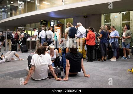 Toulouse, Frankreich. September 2023. Gestrandete Passagiere werden am Flughafen Toulouse gesehen, die auf ihre Rückflüge nach Großbritannien warten. Es gibt mehrere Probleme, die zu häufigeren Verspätungen in diesem Jahr beitragen, einschließlich Personalmangel seit COVID und Brexit. (Foto: Hesther ng/SOPA Images/SIPA USA) Credit: SIPA USA/Alamy Live News Stockfoto