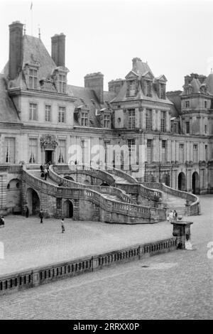 Die Hufeisentreppe im Ehrenhof von Schloss Fontainebleau, 1962. Die Hufeisentreppe am Ehrenhof von Fontainebleau Castle, 1962. Stockfoto